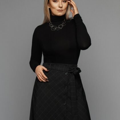 Noir Turtleneck & Tweed Look